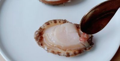 ​鲍鱼主要吃什么部位，鲍鱼身上绿的是什么？