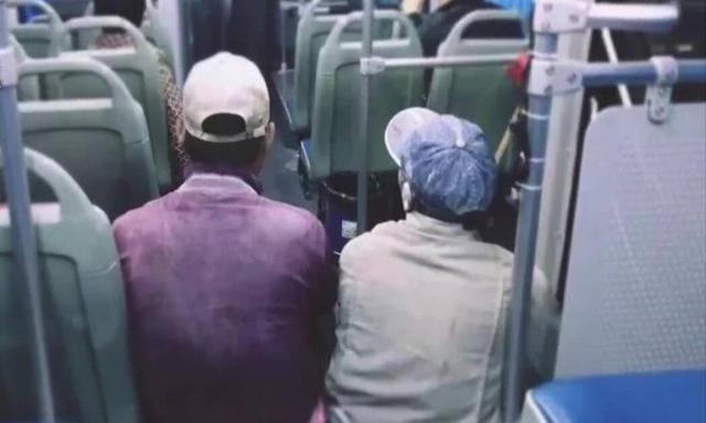 高铁上为什么不能泡方便面呢(方便面是否应该禁止上高铁)(9)