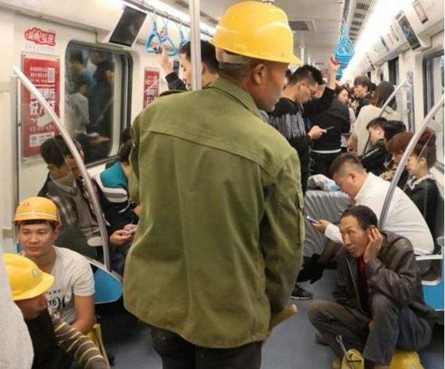 高铁上为什么不能泡方便面呢(方便面是否应该禁止上高铁)(8)