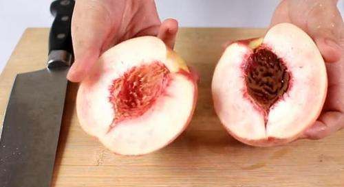 桃子中间核发霉能吃么,桃子外面好里面核发霉了能吃吗图5