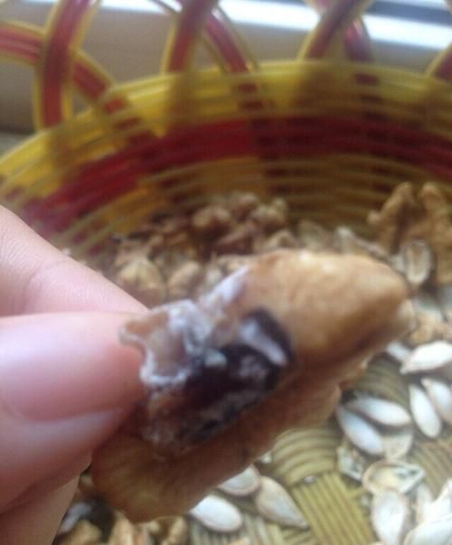 桃子中间的核发霉了还能吃吗