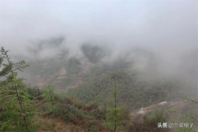 ​云雾缭绕的兰州云顶山风景美如画