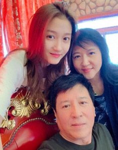 ​亲姐去世后，父亲却对外称关晓彤是独生女，关家在“隐藏”什么呢