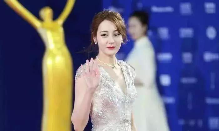 比戚薇“7V”还懒的签名，迪丽热巴的只用一笔搞定，看到说好看