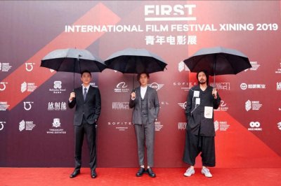 ​当1米85胡歌撞上1米80朱亚文，网友直呼：谎报身高的人只有他吗