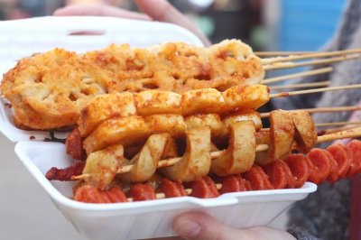 ​卖炸串串17年的陈师傅说，只要掌握4个诀窍，摆摊创业不用愁