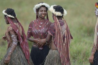 ​非洲这个原始部落，节日当天女性可抢夺外族男性，网友：有辱斯文