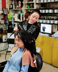 ​农村美发行业赚钱吗？40岁女子干美发10年，说出收入不敢相信！