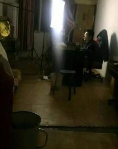 ​大司马直播环境曝光：灯光昏暗杂乱不堪