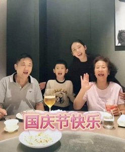 ​秋瓷炫国庆晒家宴，混血儿子口音成焦点