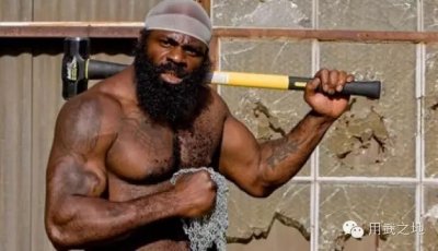 ​美国“黑拳之王”登上职业擂台打爆对手 酷似猛张飞凶狠无比