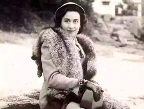 赌王何鸿燊老照片，年轻帅气逼人，图五四姨太坐怀嬉戏