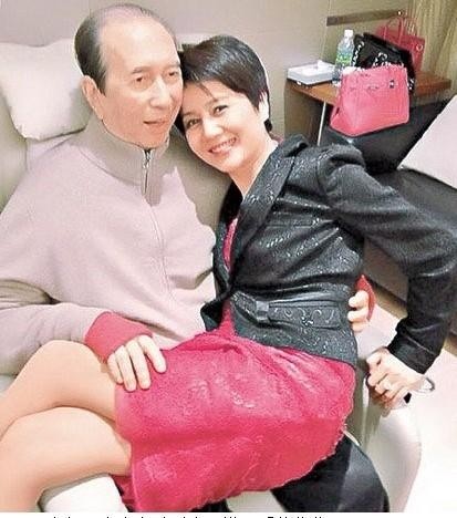 赌王何鸿燊老照片，年轻帅气逼人，图五四姨太坐怀嬉戏