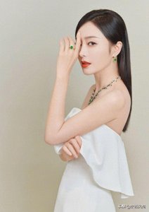 ​戏里，秦岚演活了富察皇后，和生活中的样子如出一辙