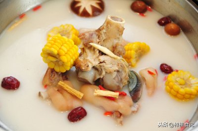 ​骨头汤熬不成白色？大厨教你这3个小技巧，炖出的汤又白又浓