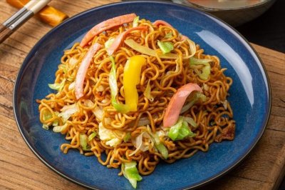 ​家常炒面，掌握2个技巧，爽滑劲道，好吃不粘连，用挂面做也好吃