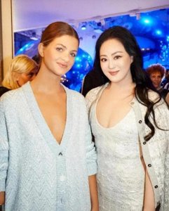 ​章小蕙61岁仍风华绝代！低胸吊带裙展露“水蜜桃”身材