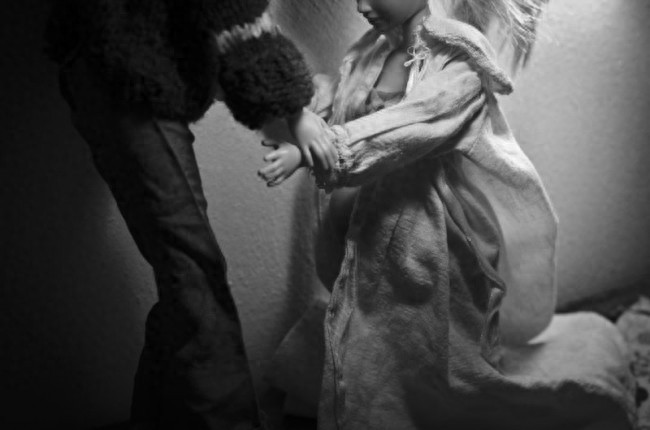 芭比怀孕了！怀孕了！摄影师镜头下的芭比生产过程