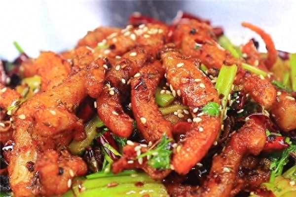 厨师长做干锅鱿鱼须技术高,鱿鱼须焦脆香辣又入味,越吃越起劲