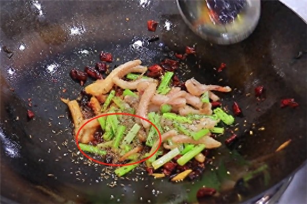 厨师长做干锅鱿鱼须技术高,鱿鱼须焦脆香辣又入味,越吃越起劲