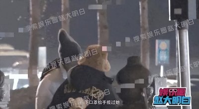 ​海陆与男友街边散步遛狗！摘口罩拥抱热吻，女方主动挽手回家