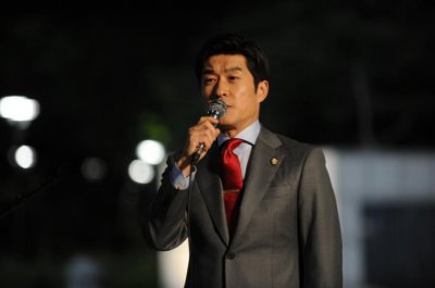 ​名品演技金相中凭《澡堂》走红却惨遭假白富美骗婚赔了夫人又折兵