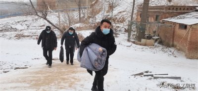 ​巩义市河洛镇为受灾群众送去棉衣棉被