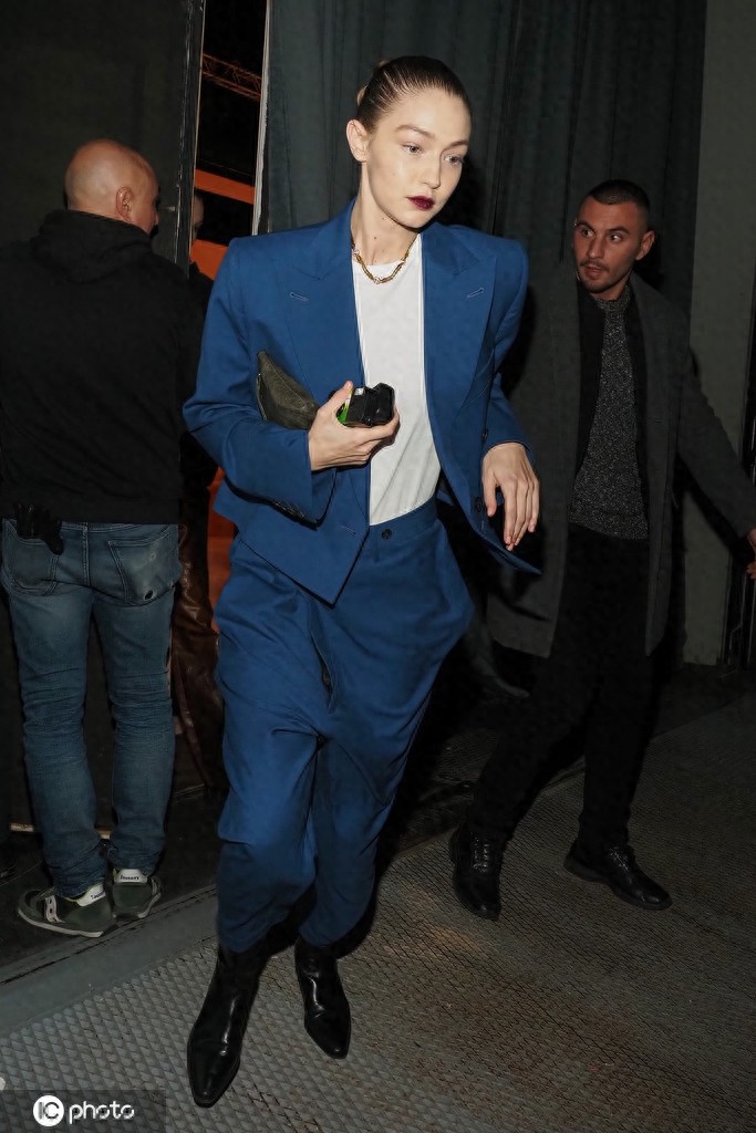 职场只敢穿黑白灰？Navy Blue藏青色优雅又有格调