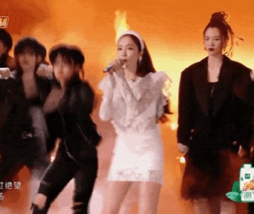 ​郑秀妍唱《孤勇者》爆发力超强 穿白裙犹如公主