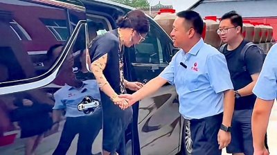 ​杨议的媳妇梦真现身，依然和当年直播时一样楚楚动人