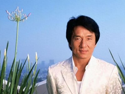 ​70岁成龙身家25亿还在拍打戏，但镜头前还是宝刀未老