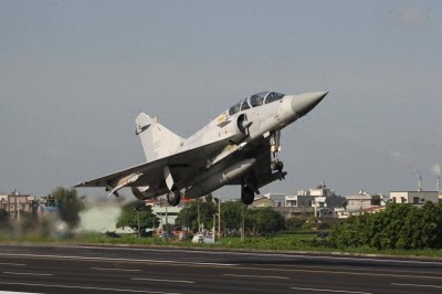 ​台军修不起飞机，25年机龄幻影2000用二手零件，坠毁不意外