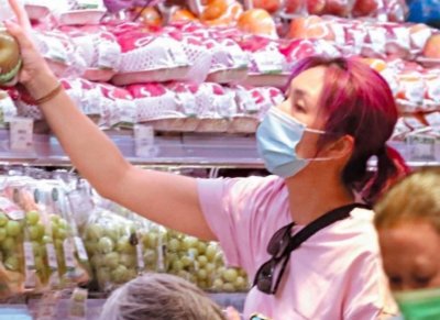 ​46岁杨千嬅素颜罕露面，身材发福腰部赘肉明显，穿着朴素似路人