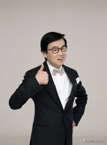 ​78岁黄百鸣用行动证明择一事终一生，把片场当家，精力不输年轻人