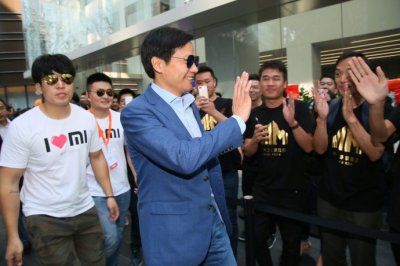 ​小米之家全球首家旗舰店开业，雷军亲在当收银员