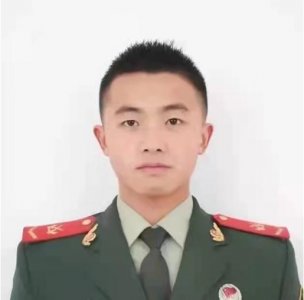 ​阜阳暖心一幕：一男子不慎落水 两名帅小伙果断跳水救人