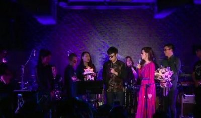 ​就在刚才！张靓颖生日会上，母女相拥、冯轲献花！