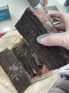 ​给儿子结婚用的25万元现金放家里，打开一看成了“砖”