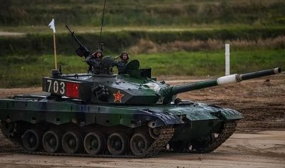 ​解放军入境俄罗斯参加“国际军事比赛”！中国坦克连夜奔赴，引发全球关注