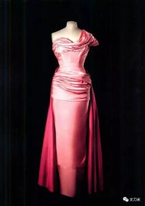 ​见过初代Dior实物有多神仙，才知道现代设计有多糊