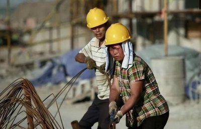 ​“工地女人”的真实生活令人心酸：长期劳累不堪，毫无隐私可言